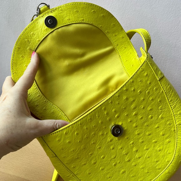 VINTAGE HENRI BENDEL LEMONY YELLOW OSTRICH LEATHER CROSSBODY TASSLE BAG RARE - Picture 3 of 16